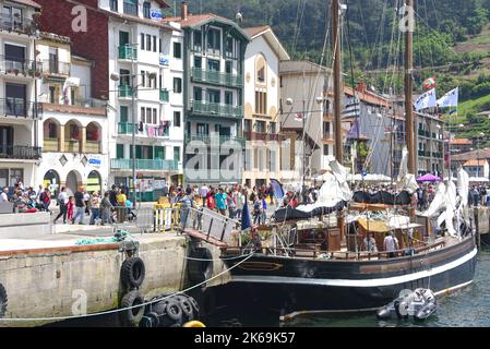 Pasaia, Spanien - 27. Mai 2022: Hochschiffe und Segelboote beim Pasaia Maritime Festival, Gipzukoa, Spanien Stockfoto