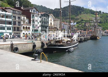 Pasaia, Spanien - 27. Mai 2022: Hochschiffe und Segelboote beim Pasaia Maritime Festival, Gipzukoa, Spanien Stockfoto