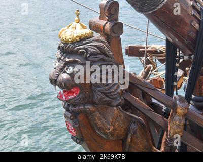 Pasaia, Spanien - 27. Mai 2022: Hochschiffe und Segelboote beim Pasaia Maritime Festival, Gipzukoa, Spanien Stockfoto