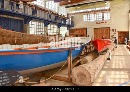 Pasaia, Gipuzkoa, Spanien - 26. Mai 2022: Wiederaufbau des historischen Walfangbootes im baskischen Hafen von Pasaia Stockfoto