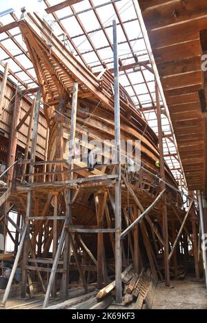 Pasaia, Gipuzkoa, Spanien - 26. Mai 2022: Wiederaufbau des historischen Walfangbootes im baskischen Hafen von Pasaia Stockfoto