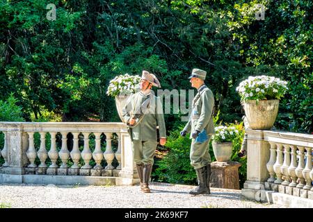 28. august 2022 Villa Varda Brugnera, Italien: Wiederaufbau des ersten Weltkrieges. Zwei Männer in klassischer Militäruniform Stockfoto