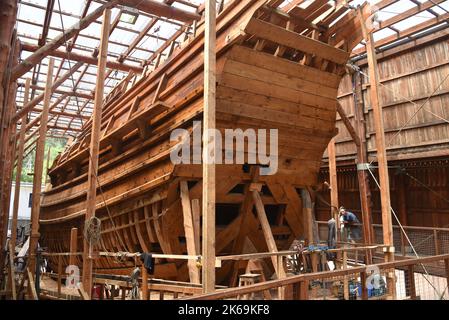 Pasaia, Gipuzkoa, Spanien - 26. Mai 2022: Wiederaufbau des historischen Walfangbootes im baskischen Hafen von Pasaia Stockfoto