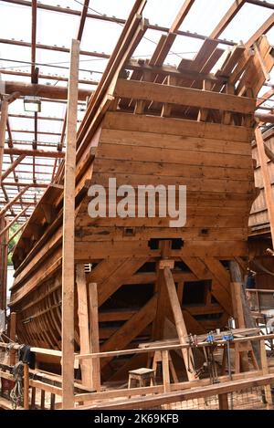 Pasaia, Gipuzkoa, Spanien - 26. Mai 2022: Wiederaufbau des historischen Walfangbootes im baskischen Hafen von Pasaia Stockfoto