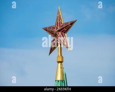 Moskau, Russland - 22. Mai 2019: Roter Ruben-Stern auf dem Nikolskaya-Turm des Moskauer Kremls, an einem sonnigen Tag Stockfoto