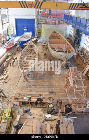 Pasaia, Gipuzkoa, Spanien - 26. Mai 2022: Wiederaufbau des historischen Walfangbootes im baskischen Hafen von Pasaia Stockfoto