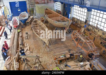 Pasaia, Gipuzkoa, Spanien - 26. Mai 2022: Wiederaufbau des historischen Walfangbootes im baskischen Hafen von Pasaia Stockfoto