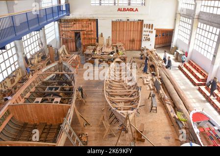 Pasaia, Gipuzkoa, Spanien - 26. Mai 2022: Wiederaufbau des historischen Walfangbootes im baskischen Hafen von Pasaia Stockfoto