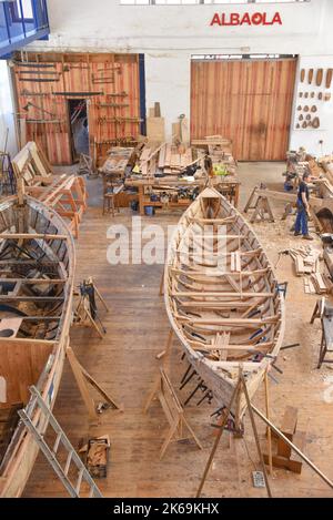 Pasaia, Gipuzkoa, Spanien - 26. Mai 2022: Wiederaufbau des historischen Walfangbootes im baskischen Hafen von Pasaia Stockfoto