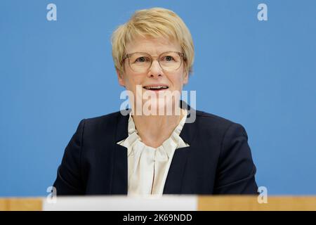 Berlin, Deutschland. 10. Oktober 2022. Prof. Dr. Veronika Grimm, Mitglied des Beirats der Bundesregierung, auf der Bundespressekonferenz zum Zwischenbericht der Expertenkommission für Erdgas und Wärme Berlin, 10.. Oktober 2022. Kredit: dpa/Alamy Live Nachrichten Stockfoto