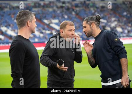 Von links nach rechts Ralph GUNESCH, Moderator, DAZN, TV, Trainer Frank KRAMER (GE), Daniel HERZOG, Moderator, DAZN, TV, Fußball 1. Bundesliga, Spieltag 8., FC Schalke 04 (GE) - FC Augsburg (A) 2:3, am 2.. Oktober 2022 in Gelsenkirchen. #Die DFL-Vorschriften verbieten die Verwendung von Fotos als Bildsequenzen und/oder quasi-Video # © Stockfoto