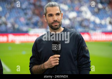Daniel HERZOG, Moderator, DAZN, TV, Portrait, Porträt, ausgeschnittenes Einzelbild, Einzelmotiv, Fußball 1. Bundesliga, 8. Spieltag, FC Schalke 04 (GE) - FC Augsburg (A) 2: 3, am 2.. Oktober 2022 in Gelsenkirchen. #Die DFL-Vorschriften verbieten die Verwendung von Fotos als Bildsequenzen und/oder quasi-Video # © Stockfoto