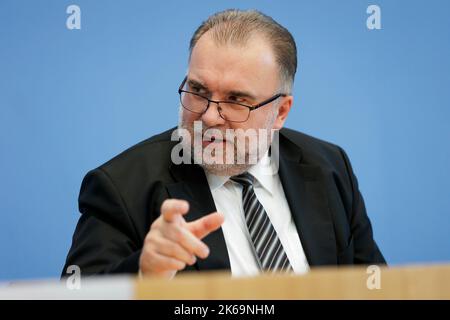 Berlin, Deutschland. 10. Oktober 2022. Prof. Dr.-Ing. Siegfried Russwurm, Präsident des Bundesverbandes der Deutschen Industrie e. V. (BDI), auf der Bundespressekonferenz zum Zwischenbericht der Expertenkommission Erdgas und Waerme Berlin, 10. Oktober 2022. Kredit: dpa/Alamy Live Nachrichten Stockfoto