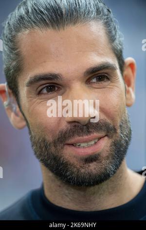 Daniel HERZOG, Moderator, DAZN, TV, Portrait, Porträt, ausgeschnittenes Einzelbild, Einzelmotiv, Fußball 1. Bundesliga, 8. Spieltag, FC Schalke 04 (GE) - FC Augsburg (A) 2: 3, am 2.. Oktober 2022 in Gelsenkirchen. #Die DFL-Vorschriften verbieten die Verwendung von Fotos als Bildsequenzen und/oder quasi-Video # © Stockfoto