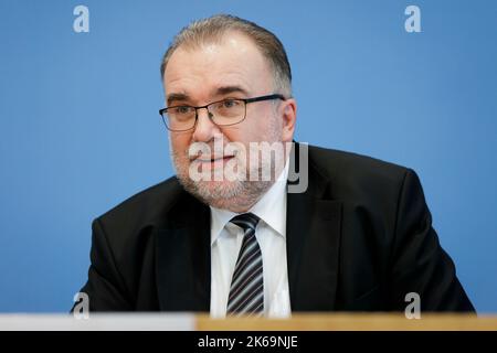 Berlin, Deutschland. 10. Oktober 2022. Prof. Dr.-Ing. Siegfried Russwurm, Präsident des Bundesverbandes der Deutschen Industrie e. V. (BDI), auf der Bundespressekonferenz zum Zwischenbericht der Expertenkommission Erdgas und Waerme Berlin, 10. Oktober 2022. Kredit: dpa/Alamy Live Nachrichten Stockfoto