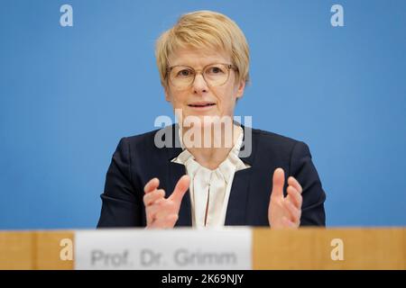 Berlin, Deutschland. 10. Oktober 2022. Prof. Dr. Veronika Grimm, Mitglied des Beirats der Bundesregierung, auf der Bundespressekonferenz zum Zwischenbericht der Expertenkommission für Erdgas und Wärme Berlin, 10.. Oktober 2022. Kredit: dpa/Alamy Live Nachrichten Stockfoto