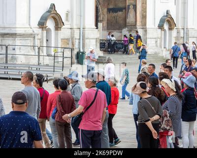 Moskau, Russland - 22. Mai 2019: Touristen auf dem Domplatz des Moskauer Kremls Stockfoto