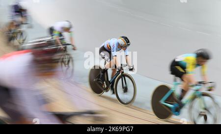 Die Belgierin Katrijn De Clercq (C), die am ersten Tag der UCI-Bahnradweltmeisterschaften in Saint-Quentin-en-Yvelines, Frankreich, am 12. Oktober 2022 beim Frauen-Kratzrennen in Aktion abgebildet wurde. Die Weltmeisterschaften finden vom 12. Bis 16. Oktober 2022 statt. BELGA FOTO BENOIT DOPPAGNE Stockfoto