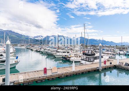 Seward, Alaska - 1. September 2022: Die Marina in Seward, Alaska, ist die Heimat vieler Sport- und Handelsboote, die die Resurrection Bay kreuzen. Stockfoto