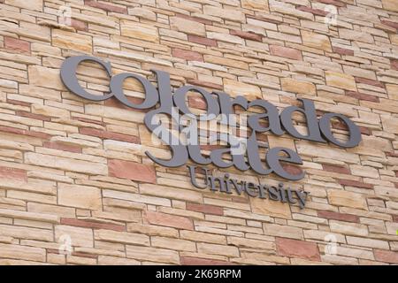 Fort Collins, CO - 16. Juli 2022: Die Colorado State University unterzeichnet ein Gebäude an der University of Colorado in Fort Collins, Colorado Stockfoto