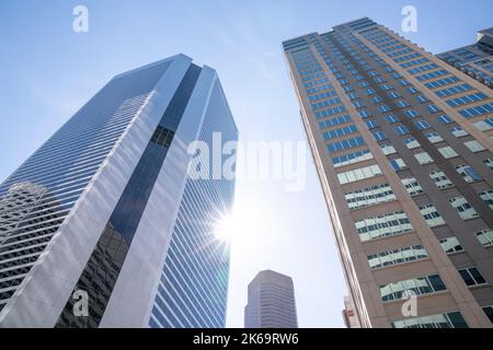 Blick aus der Nähe auf hohe Wolkenkratzer in der Innenstadt Stockfoto