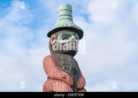 Einheimische Alaskan Totem Pole Figur in Anchorage, Alaska Stockfoto