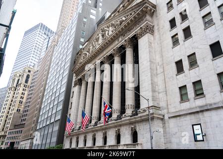 Fahnen, Säulen und Inschriften unter dem Flachrelief an der Fassade der New Yorker Börse an der Wall Street Stockfoto