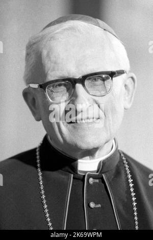 ARCHIVFOTO: Vor 35 Jahren, am 16. Oktober 1987, Joseph Kardinal HOEFFNER, Erzbischof von Köln, Joseph Kardinal HOEFFNER, Erzbischof von Köln, Porträt, Porträt, Porträt, Einzelbild abgeschnitten, Einzelmotiv; schwarz-weiß Aufnahme ; 11/24/76 ? Stockfoto