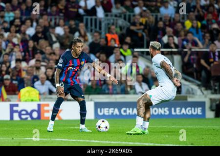 Barcelona, Spanien. 12.. Oktober 2022; Nou Camp, Barcelona, Spanien: Champions League Football, FC Barcelona gegen Inter Mailand: Raphinha vom FC Barcelona in Aktion Credit: Action Plus Sports Images/Alamy Live News Stockfoto