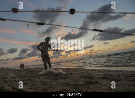 12. Oktober 2022, Gaza-Stadt, der Gazastreifen, Palästina: Palästinensische Flüchtlinge fischen am Strand im Westen von Gaza-Stadt. (Bild: © Mahmoud Issa/Quds Net News via ZUMA Press Wire) Stockfoto