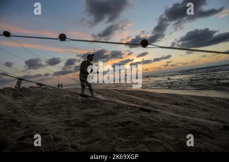 12. Oktober 2022, Gaza-Stadt, der Gazastreifen, Palästina: Palästinensische Flüchtlinge fischen am Strand im Westen von Gaza-Stadt. (Bild: © Mahmoud Issa/Quds Net News via ZUMA Press Wire) Stockfoto