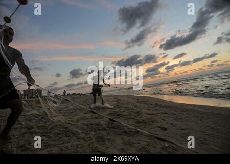 12. Oktober 2022, Gaza-Stadt, der Gazastreifen, Palästina: Palästinensische Flüchtlinge fischen am Strand im Westen von Gaza-Stadt. (Bild: © Mahmoud Issa/Quds Net News via ZUMA Press Wire) Stockfoto