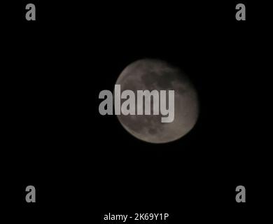 12. Oktober 2022, Gaza-Stadt, der Gazastreifen, Palästina: Der Mond scheint über Gaza-Stadt. (Bild: © Mahmoud Issa/Quds Net News via ZUMA Press Wire) Stockfoto