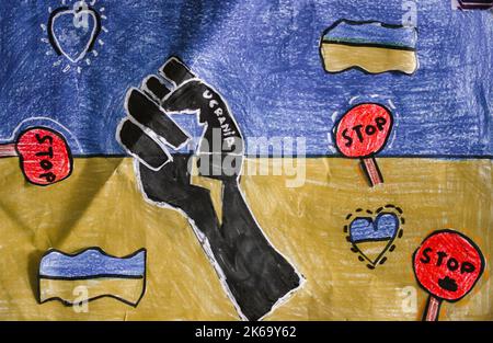 Madrid Spanien. 1. September 2022 Zeichnung mit gelbblauer ukrainischer Flagge Stoppt den Krieg Stockfoto