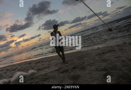 12. Oktober 2022, Gaza-Stadt, der Gazastreifen, Palästina: Palästinensische Flüchtlinge fischen am Strand im Westen von Gaza-Stadt. (Bild: © Mahmoud Issa/Quds Net News via ZUMA Press Wire) Stockfoto