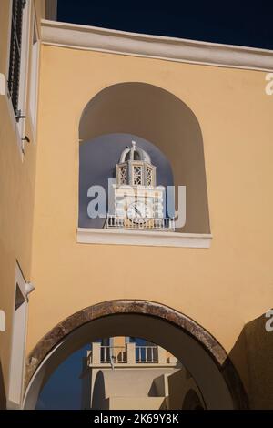 Die katholische Kirchenuhr und der Glockenturm, Fira, Santorini, Griechenland. Stockfoto