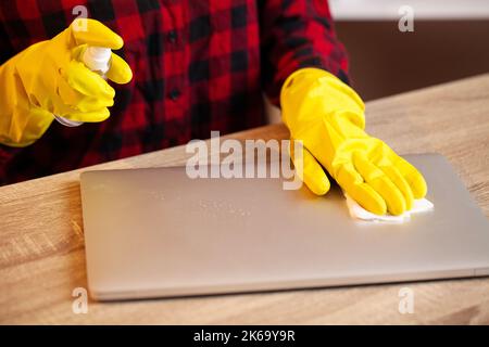 Junge lächelnde Frau in gelben Handschuhen Reinigungshaus Stockfoto
