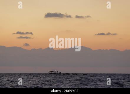 12. Oktober 2022, Gaza-Stadt, der Gazastreifen, Palästina: Palästinensische Fischer fischen im Meer während des Sonnenuntergangs westlich von Gaza-Stadt (Foto: © Mahmoud Issa/Quds Net News via ZUMA Press Wire) Stockfoto