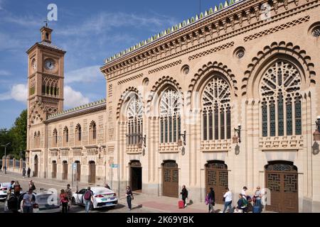 Fassade des Bahnhofs Toledo, Toledo, Spanien. Es wurde vom Architekten Narciso Clavería y de Palacios im Neo-Mudéjar-Stil entworfen. Stockfoto