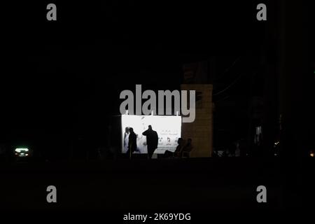 12. Oktober 2022, Gaza-Stadt, der Gazastreifen, Palästina: Palästinenser gehen auf einer dunklen Straße in Gaza-Stadt (Foto: © Mahmoud Issa/Quds Net News via ZUMA Press Wire) Stockfoto