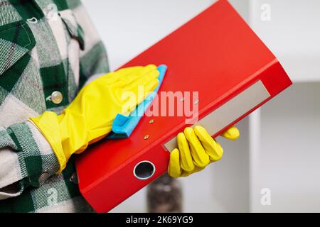 Junge lächelnde Frau in gelben Handschuhen Reinigungshaus Stockfoto