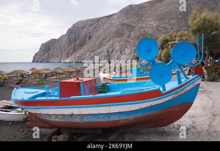 Fischerboote am Strand von Kamari, Santorini, Griechenland Stockfoto