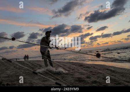12. Oktober 2022, Gaza-Stadt, der Gazastreifen, Palästina: Palästinensische Flüchtlinge fischen am Strand im Westen von Gaza-Stadt. (Bild: © Mahmoud Issa/Quds Net News via ZUMA Press Wire) Stockfoto