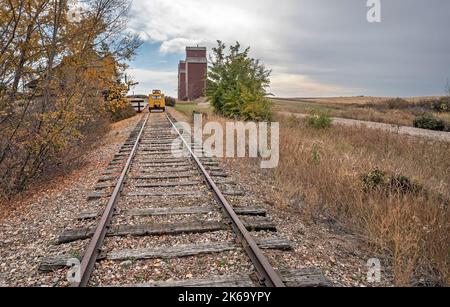 Bahngleise mit einem Speeder, der zum Dorf Rowley, Alberta, und seinen Getreideaufzügen führt Stockfoto