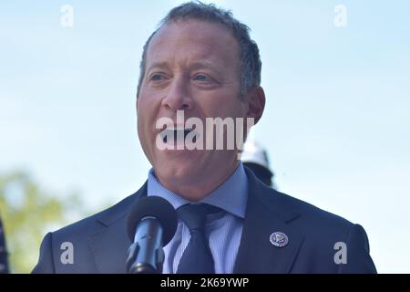 Ridgewood, New Jersey, USA. 12. Oktober 2022. (NEUER) US-Kongressabgeordneter Josh Gottheimer nimmt an einer Veranstaltung vor den Zwischenwahlen Teil. Ridgewood, New Jersey, USA. 12. Oktober 2022. Der Kongressabgeordnete Josh Gottheimer nahm an einer Veranstaltung mit lokalen gewählten Beamten in Ridgewood, New Jersey, Teil und sprach mit Wählern. (Bild: © Kyle Mazza/TheNEWS2 via ZUMA Press Wire) Stockfoto