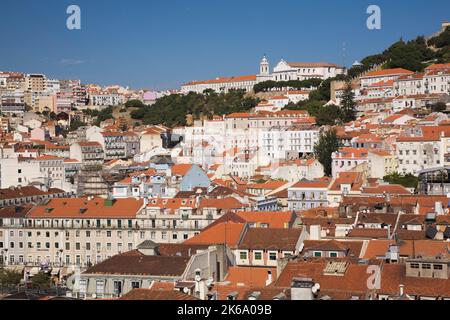 Von der Aussichtsplattform des Santa Justa Aufzugs aus, Lissabon, Portugal, hat man einen Blick auf Gebäude mit Terrakotta-Dächern im alten Lissabon. Stockfoto