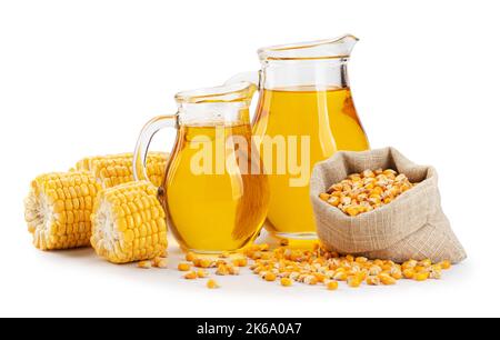 Maisöl in einer Flasche, Maiskörner in einem Beutel und zerbrochene Maiskolben isoliert auf weißem Hintergrund. Stockfoto