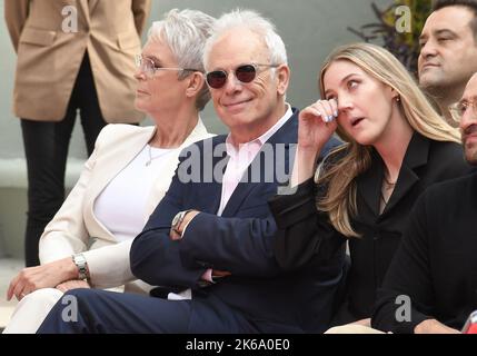 Los Angeles, USA. 12. Oktober 2022. (L-R) Jamie Lee Curtis, Christopher Guest und Annie Guest bei der Hand & Footprint Zeremonie von Jamie Lee Curtis, die am Mittwoch, 12. Oktober 2022, im TCL Chinese Theatre in Hollywood, CA, stattfand. (Foto: Sthanlee B. Mirador/Sipa USA) Quelle: SIPA USA/Alamy Live News Stockfoto