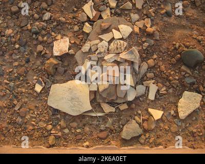 Steine und Keramikstücke auf dem Boden im State Park Stockfoto