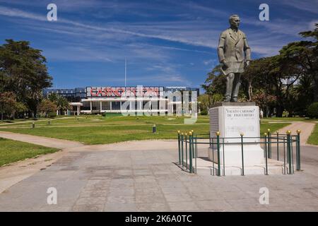 Statue von Fausto Cardoso De Figueiredo auf dem Gelände des Casino Estoril, Cascais, Portugal. Stockfoto